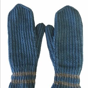 3/$12 Adorable hand knit sky blue mittens